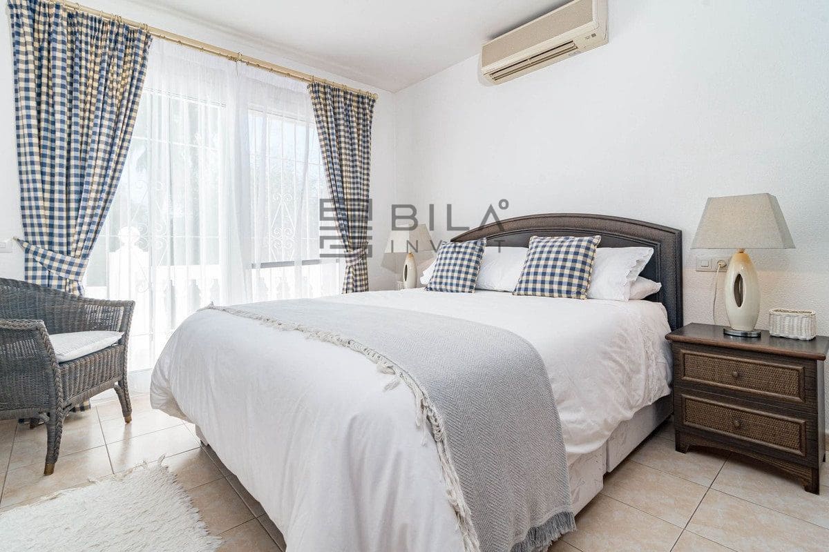 3 bedroom Villa for sale in Calahonda with pool - € 695,000 (Ref: 9614498)