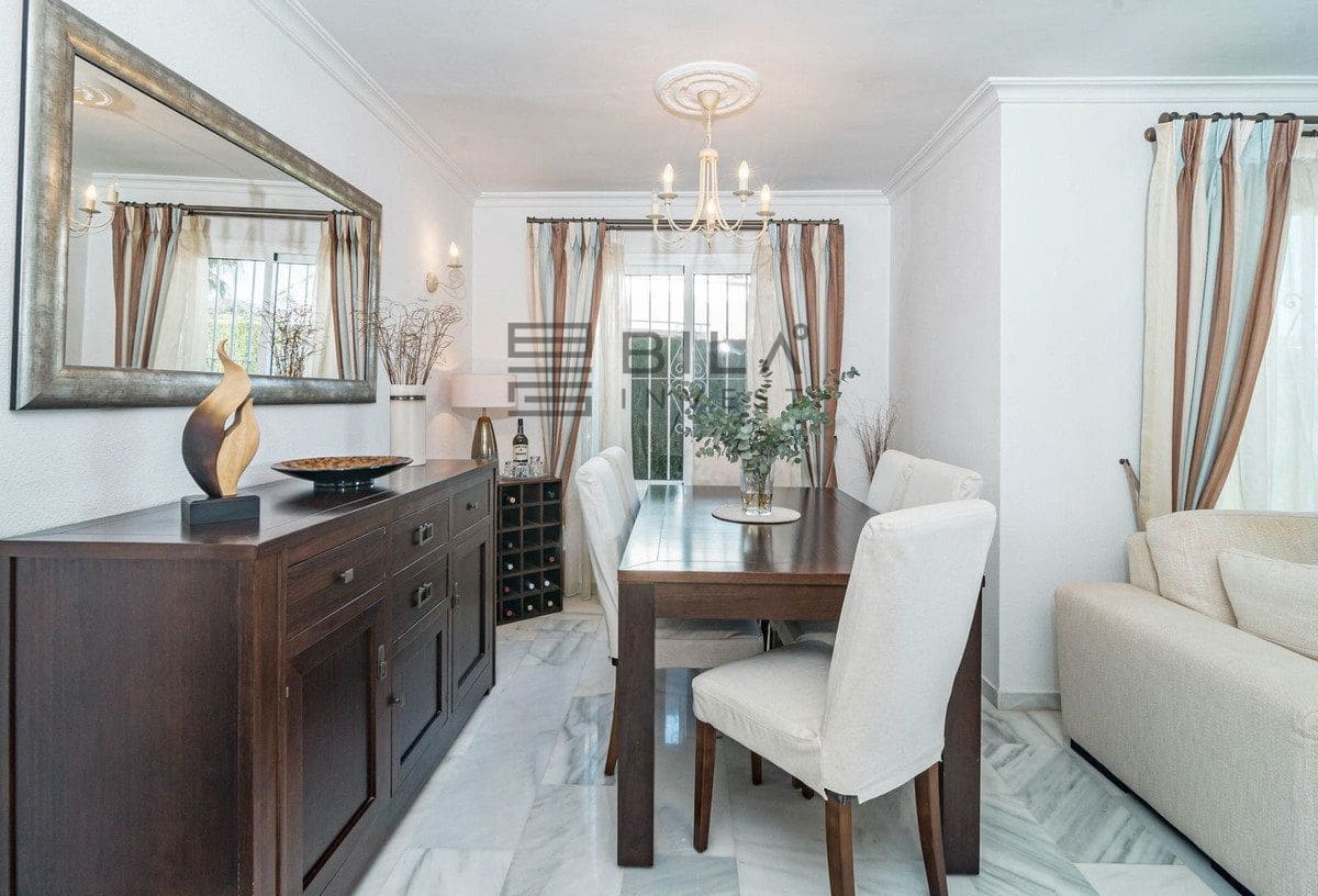 3 bedroom Villa for sale in Calahonda with pool - € 695,000 (Ref: 9614498)