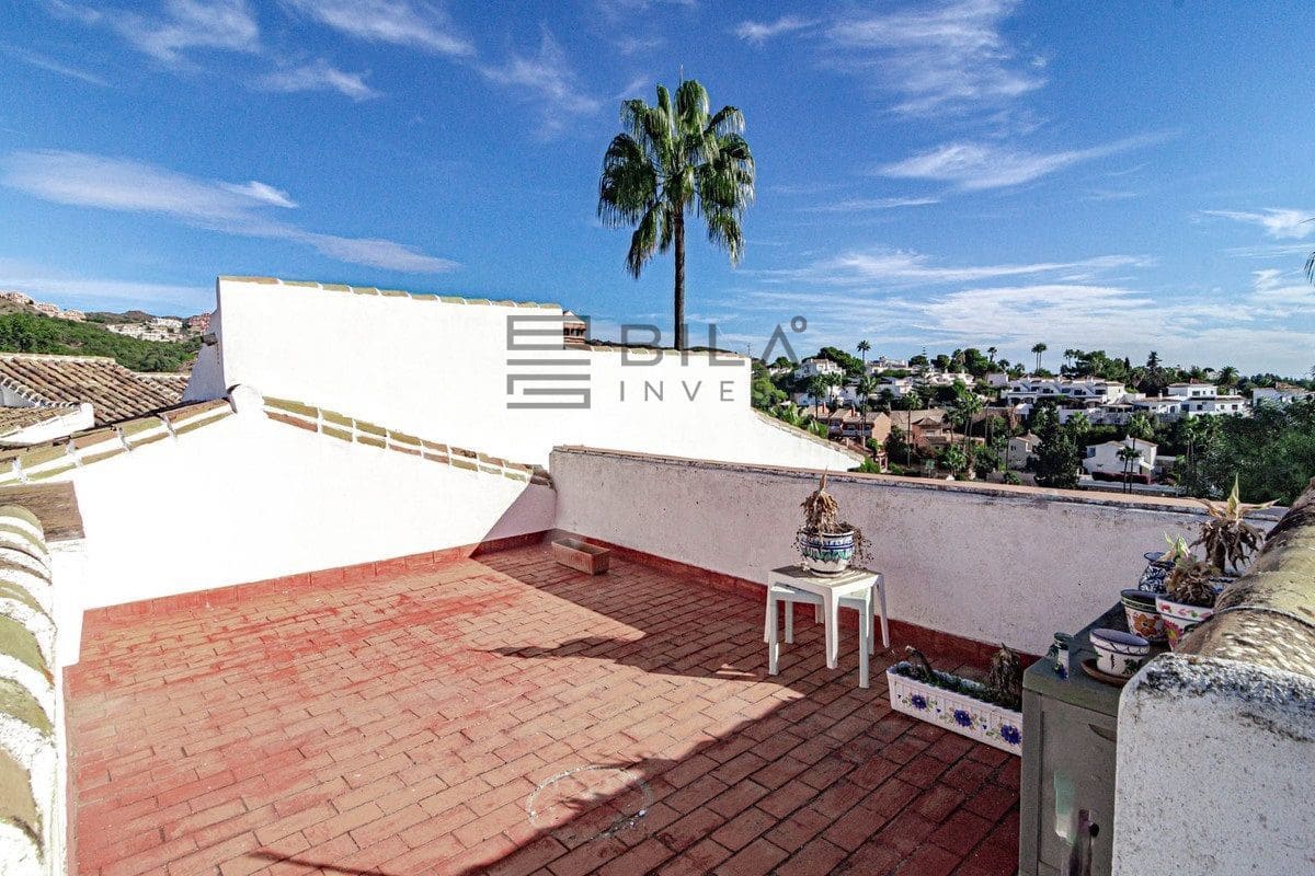 3 bedroom Villa for sale in Calahonda with pool - € 695,000 (Ref: 9614498)