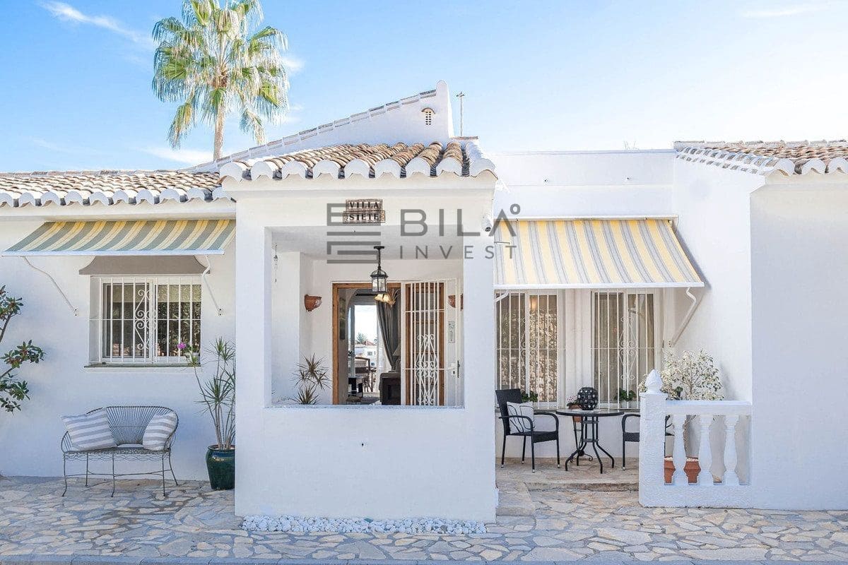 3 bedroom Villa for sale in Calahonda with pool - € 695,000 (Ref: 9614498)