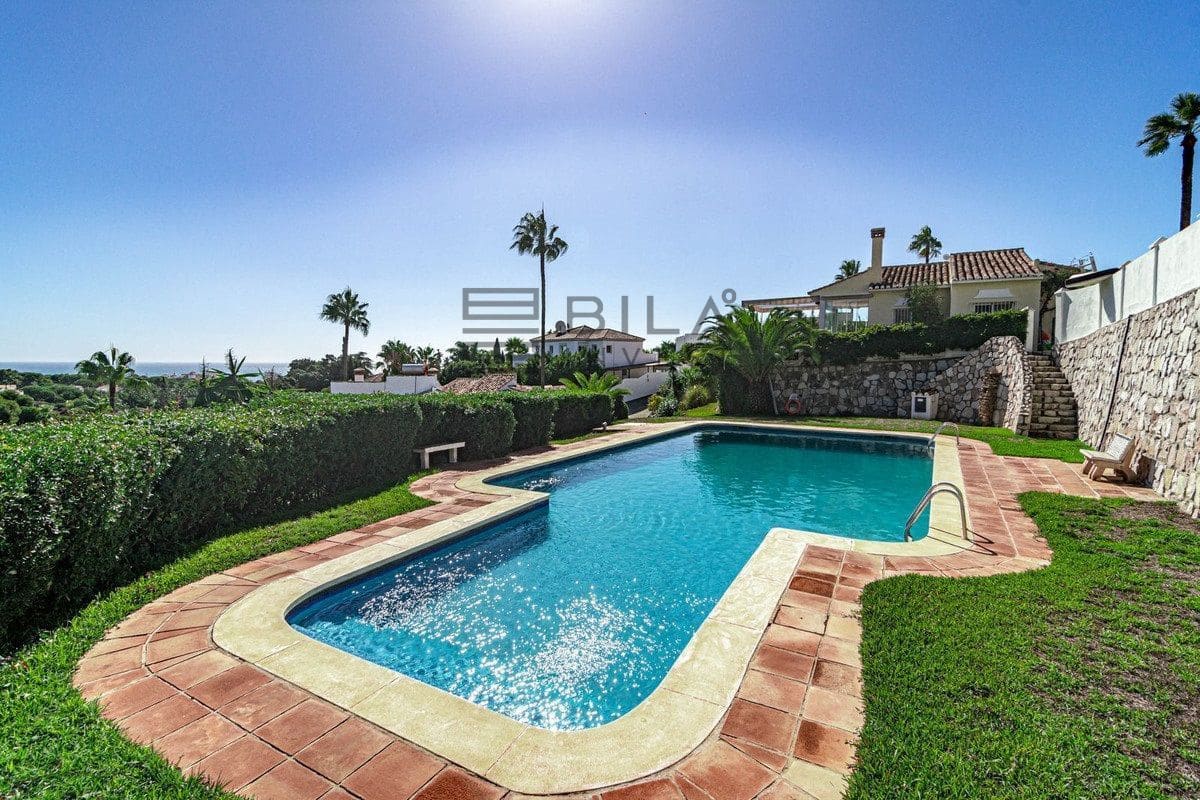 3 bedroom Villa for sale in Calahonda with pool - € 695,000 (Ref: 9614498)