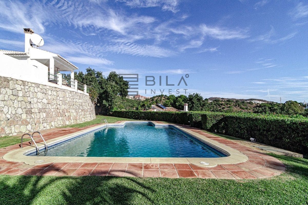 3 bedroom Villa for sale in Calahonda with pool - € 695,000 (Ref: 9614498)