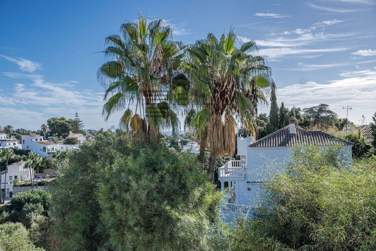 3 bedroom Villa for sale in Calahonda with pool - € 695,000 (Ref: 9614498)