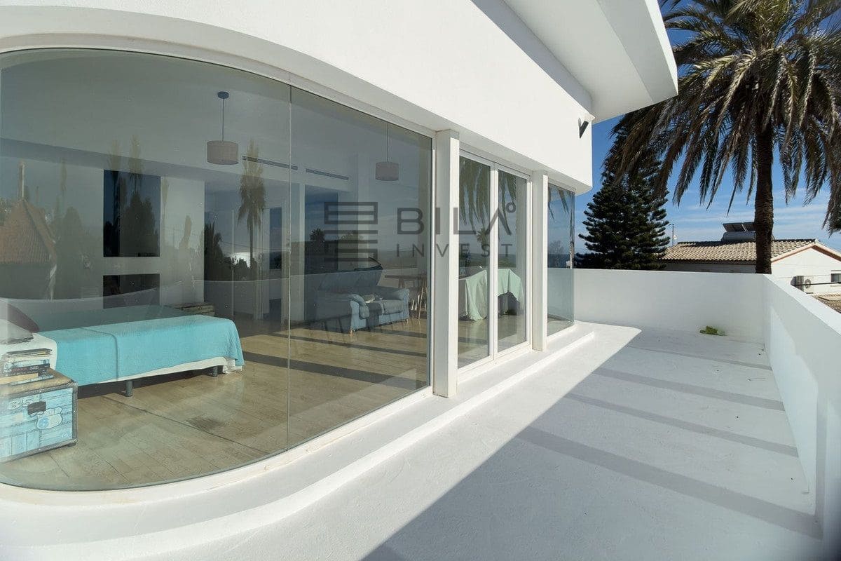 3 bedroom Villa for sale in El Faro with pool garage - € 995,000 (Ref: 9614503)