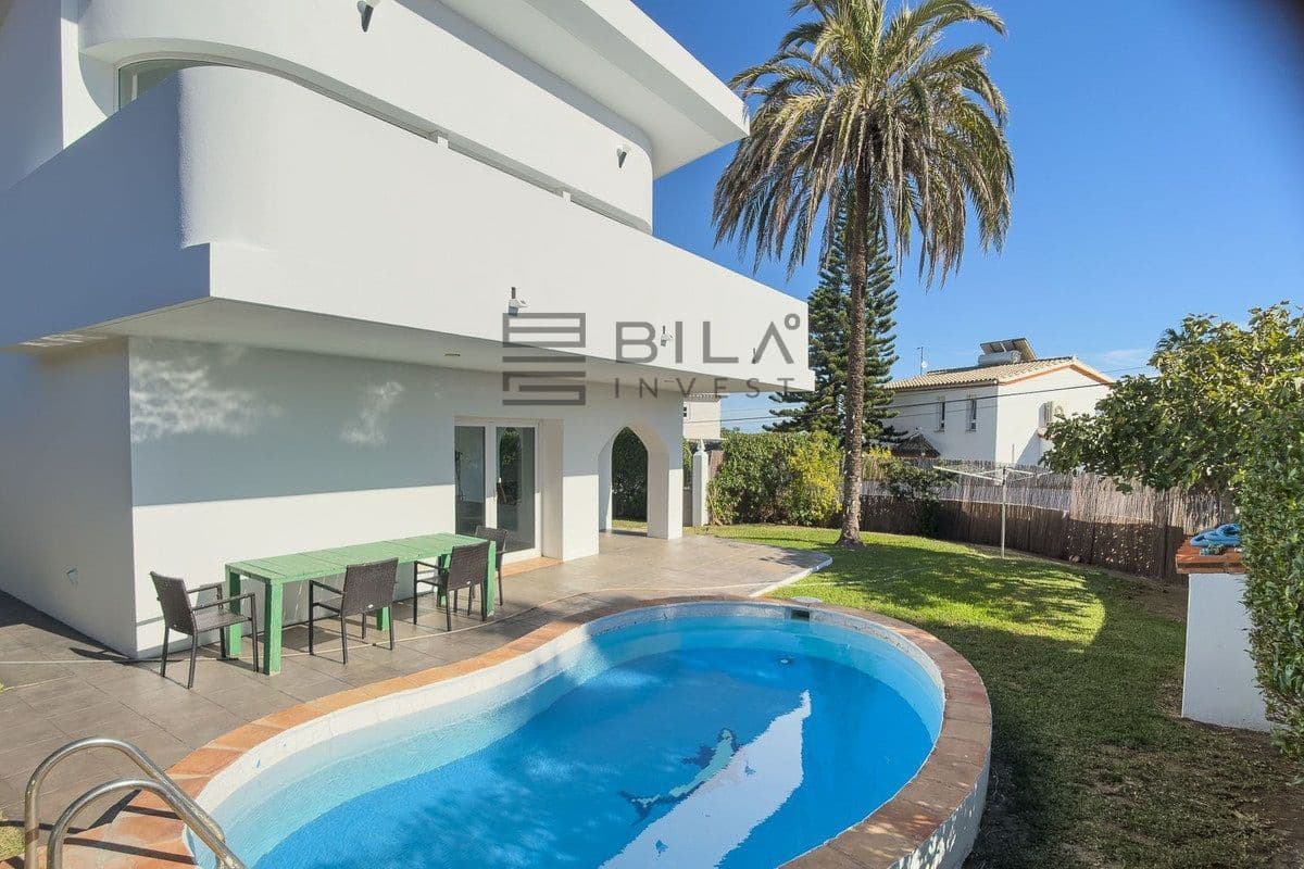 3 bedroom Villa for sale in El Faro with pool garage - € 995,000 (Ref: 9614503)