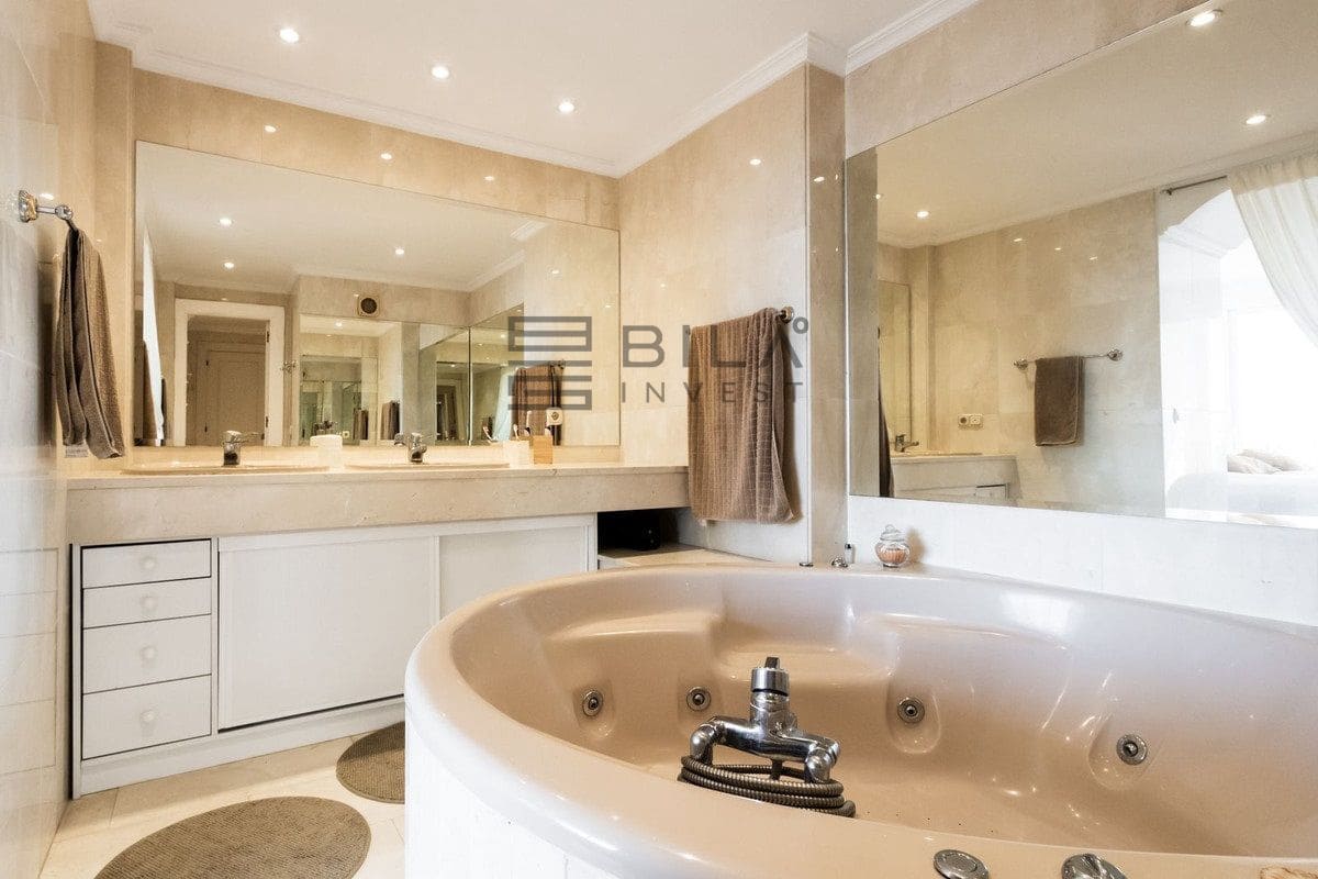 2 bedroom Flat for sale in Torrequebrada with pool - € 420,000 (Ref: 9618841)