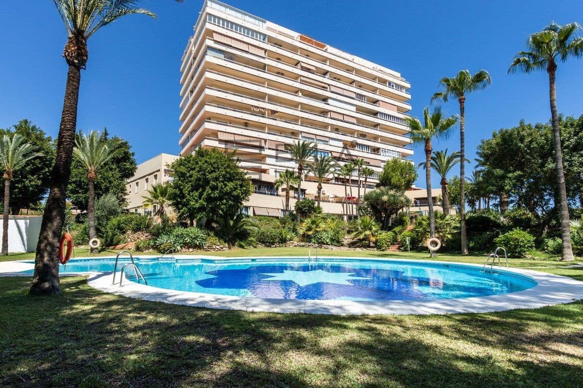 2 bedroom Flat for sale in Torrequebrada with pool - € 420,000 (Ref: 9618841)