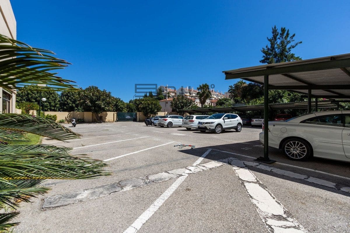 2 bedroom Flat for sale in Torrequebrada with pool - € 420,000 (Ref: 9618841)