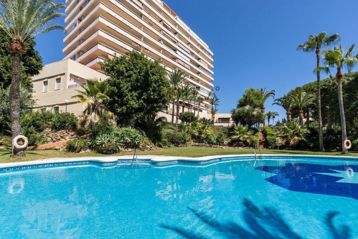 2 bedroom Flat for sale in Torrequebrada with pool - € 420,000 (Ref: 9618841)