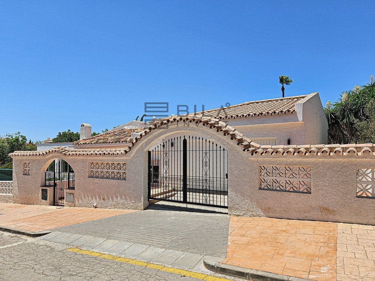 4 soveværelse Villa til salg i Riviera del Sol med swimmingpool garage - € 1.100.000 (Ref: 9618846)