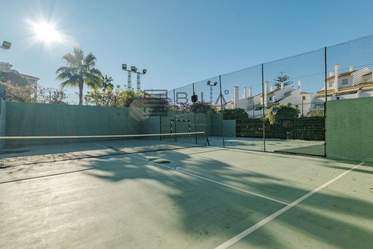 Piso de 2 habitaciones en Calahonda en venta con piscina garaje - 315.000 € (Ref: 9618849)