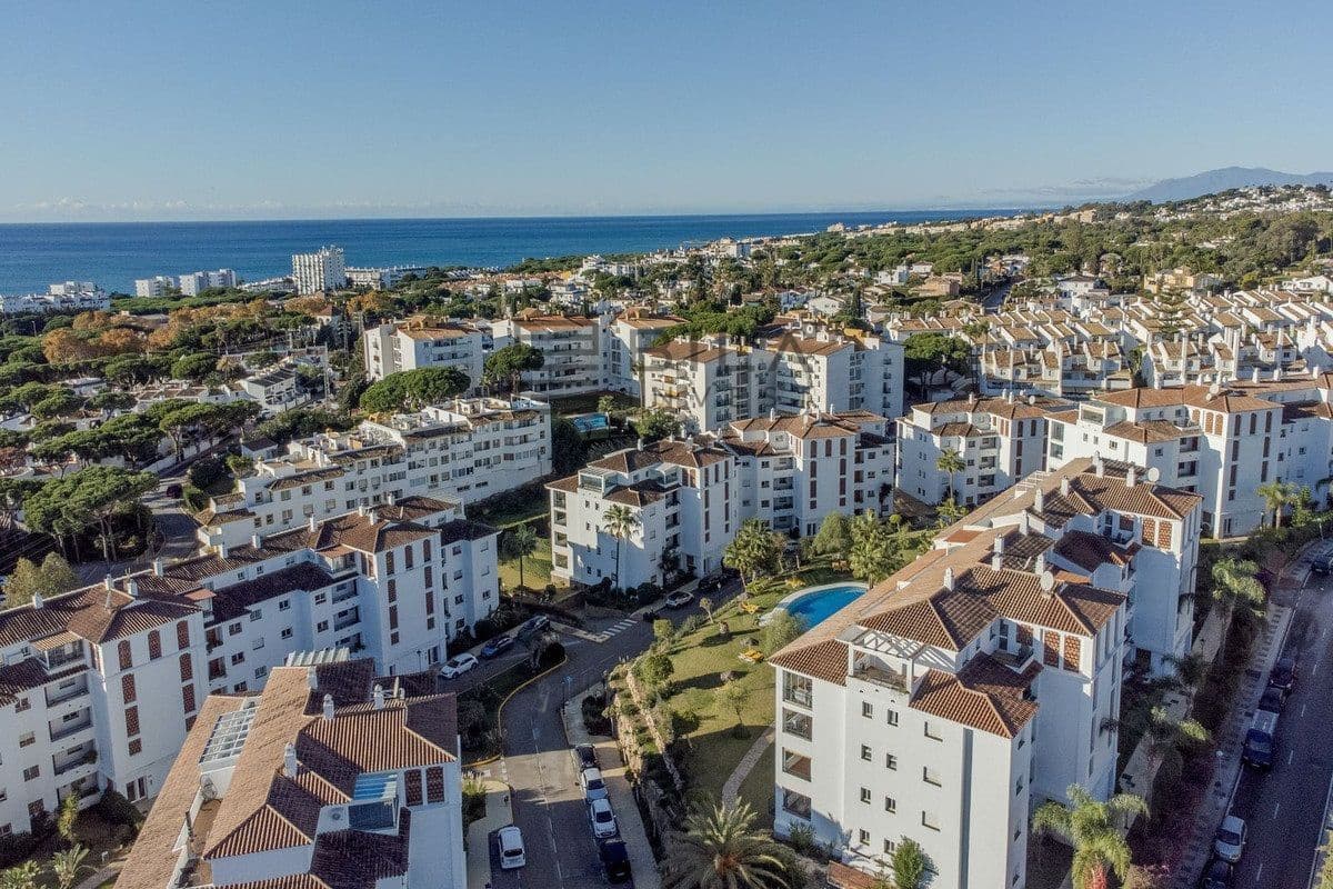 Piso de 2 habitaciones en Calahonda en venta con piscina garaje - 315.000 € (Ref: 9618849)