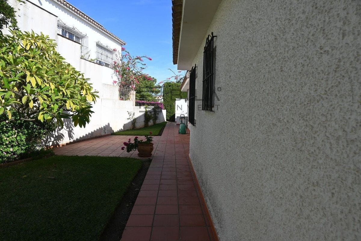 4 soveværelse Villa til salg i El Coto med swimmingpool garage - € 619.000 (Ref: 9618850)