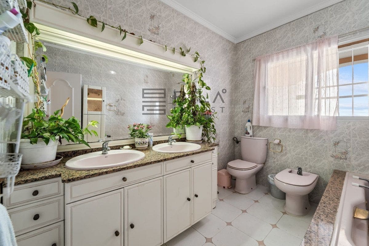 4 bedroom Villa for sale in Benalmadena with pool garage - € 1,095,000 (Ref: 9619680)