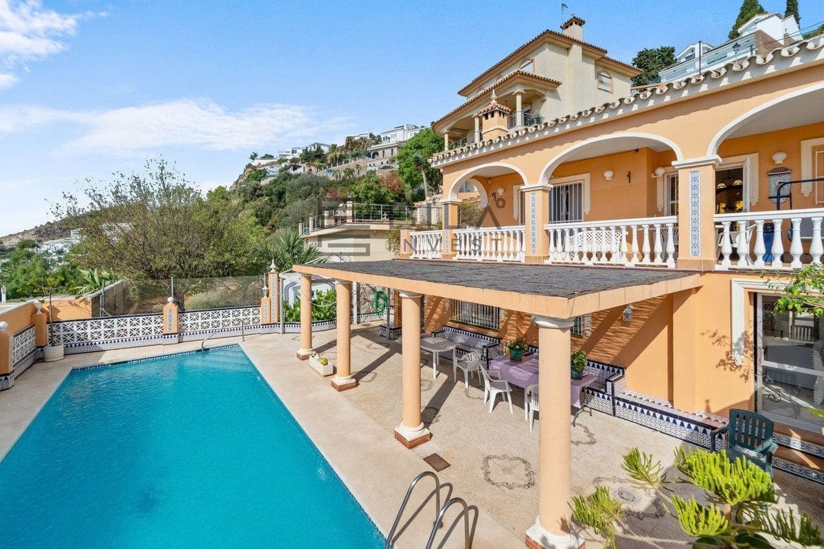 4 bedroom Villa for sale in Benalmadena with pool garage - € 1,095,000 (Ref: 9619680)