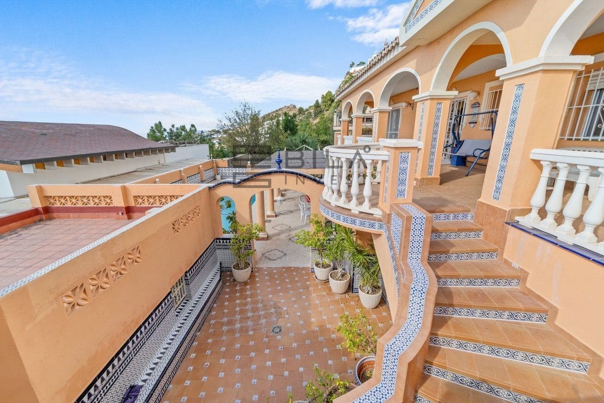 4 bedroom Villa for sale in Benalmadena with pool garage - € 1,095,000 (Ref: 9619680)