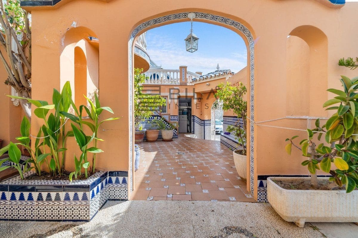 4 bedroom Villa for sale in Benalmadena with pool garage - € 1,095,000 (Ref: 9619680)