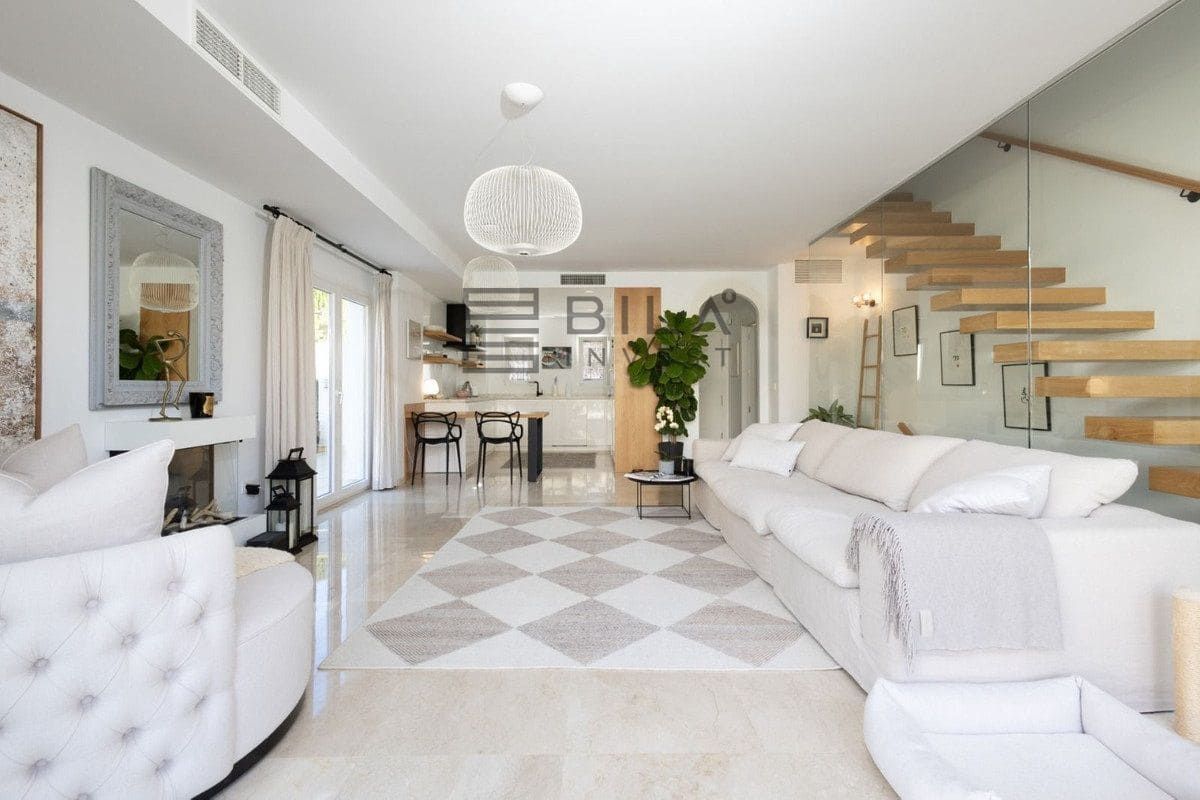 4 bedroom Villa for sale in Calahonda with pool - € 775,000 (Ref: 9627781)