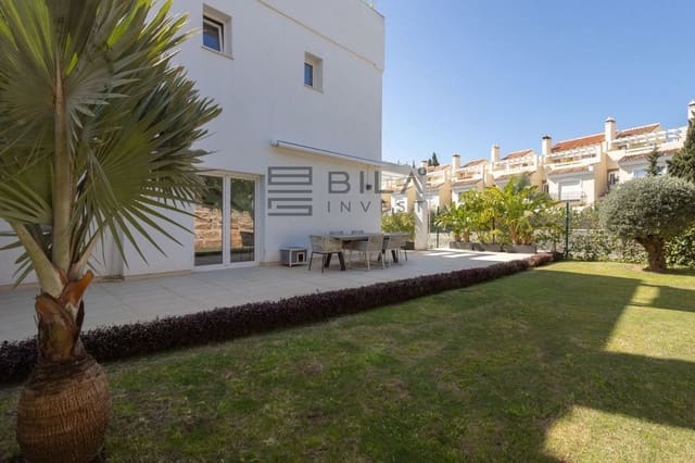 4 bedroom Villa for sale in Calahonda, Mijas with pool - € 775,000 (Ref: 9627781)