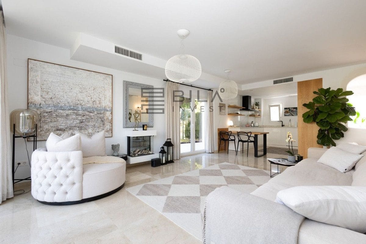 4 bedroom Villa for sale in Calahonda with pool - € 775,000 (Ref: 9627781)