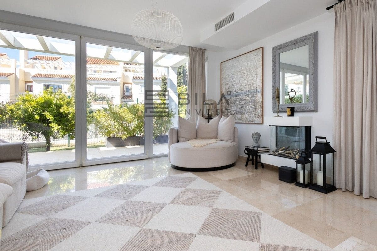 4 bedroom Villa for sale in Calahonda with pool - € 775,000 (Ref: 9627781)