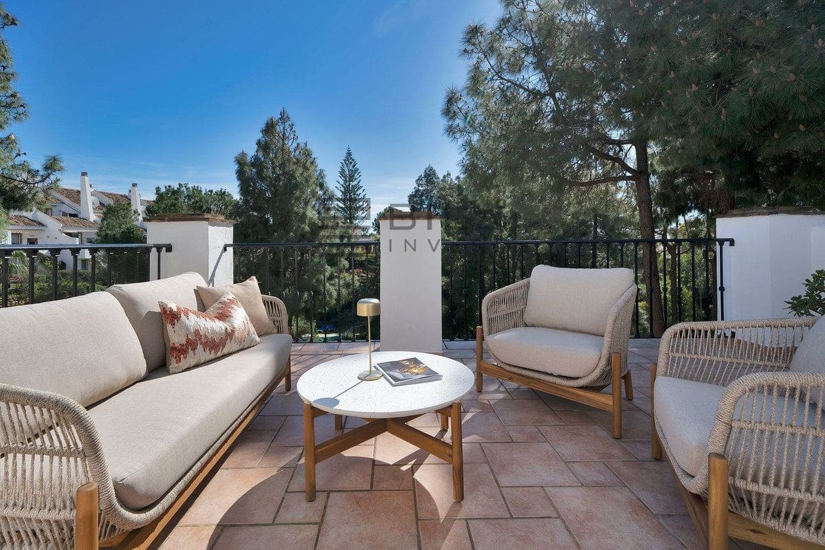 3 bedroom Villa for sale in Calahonda with pool garage - € 875,000 (Ref: 9633987)