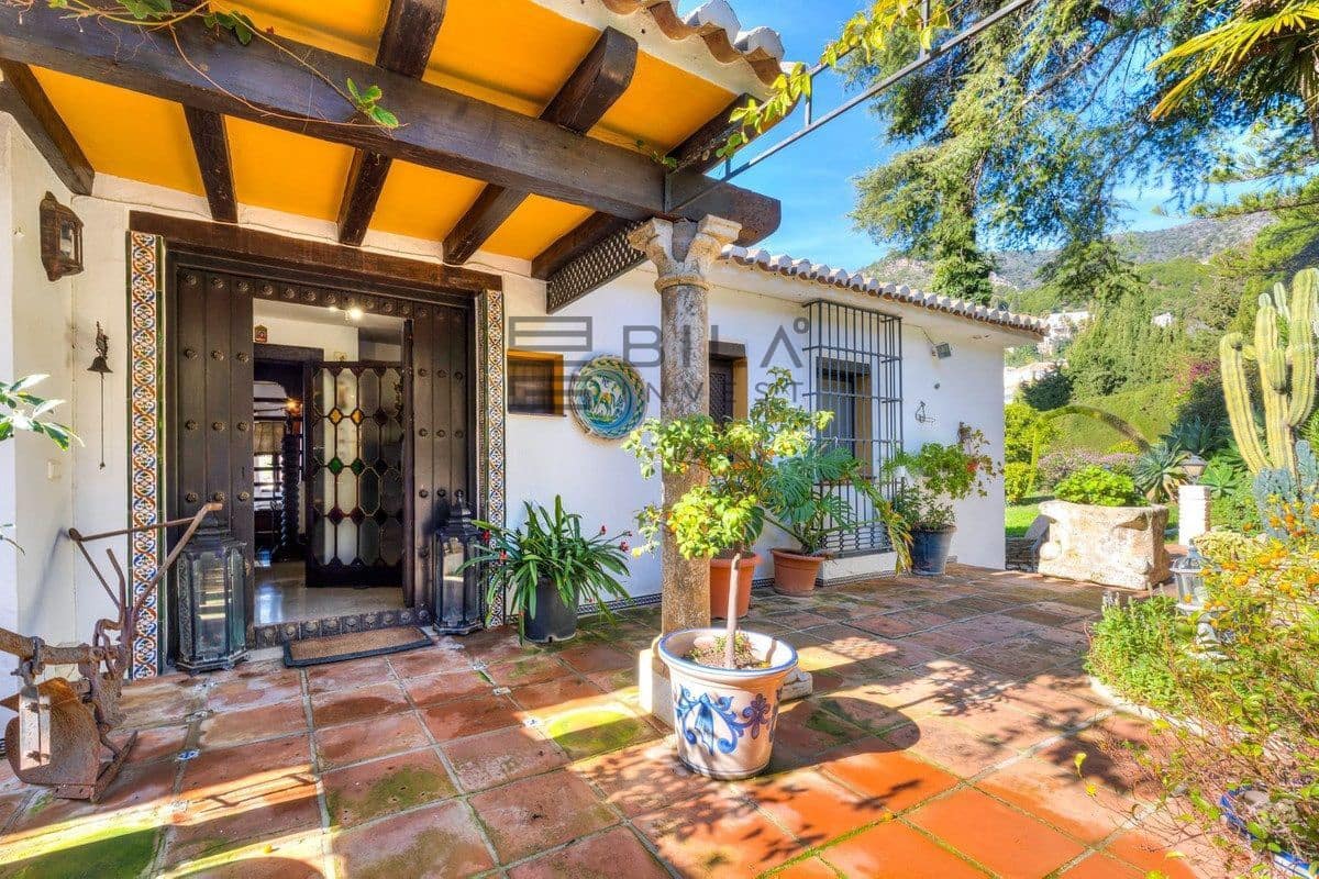 4 makuuhuone Huvila myytävänä paikassa Mijas mukana uima-altaan 
autotalli - 1 399 000 € (Ref: 9633990)