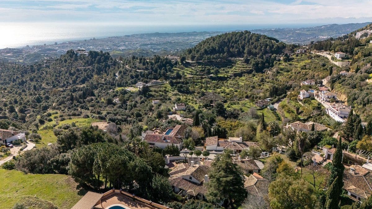 4 makuuhuone Huvila myytävänä paikassa Mijas mukana uima-altaan 
autotalli - 1 399 000 € (Ref: 9633990)