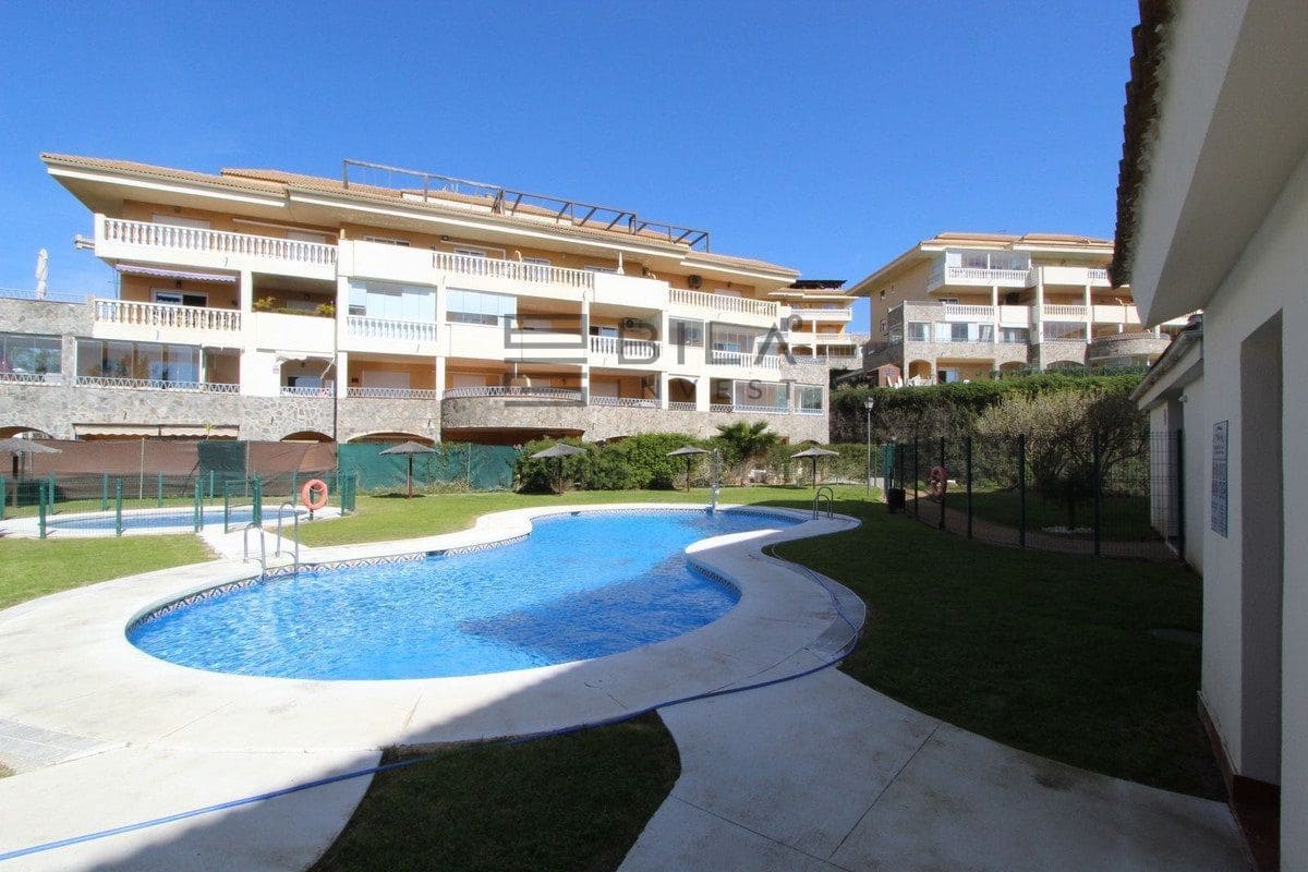 2 slaapkamer Flat te koop in Carvajal met zwembad garage - € 350.000 (Ref: 9636285)