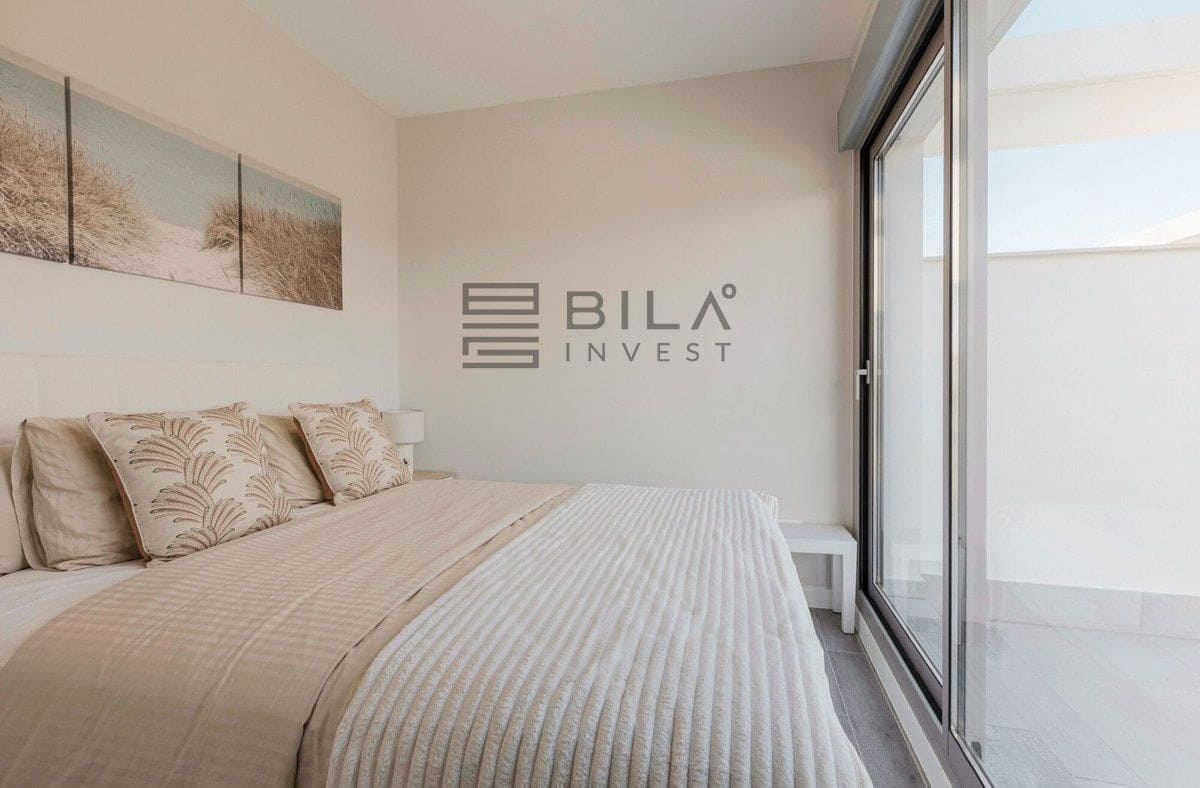 4 slaapkamer Penthouse te koop in El Chaparral met zwembad - € 1.070.000 (Ref: 9639874)