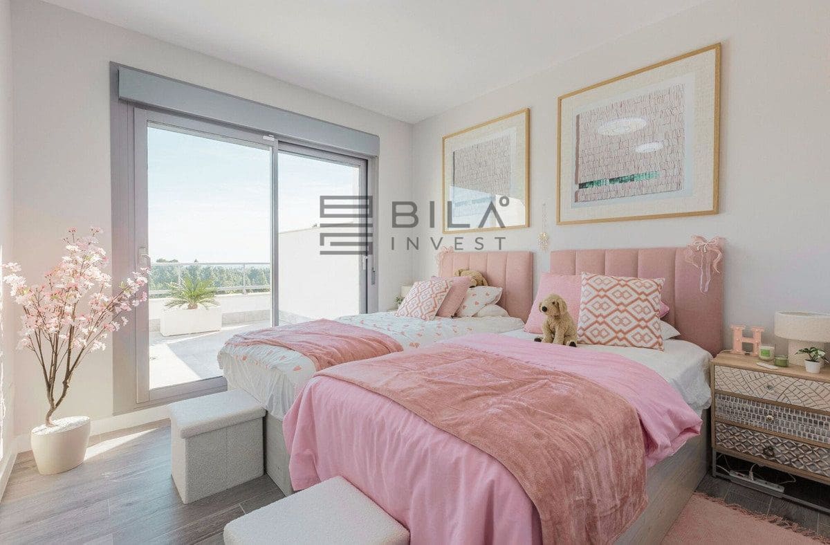 4 slaapkamer Penthouse te koop in El Chaparral met zwembad - € 1.070.000 (Ref: 9639874)