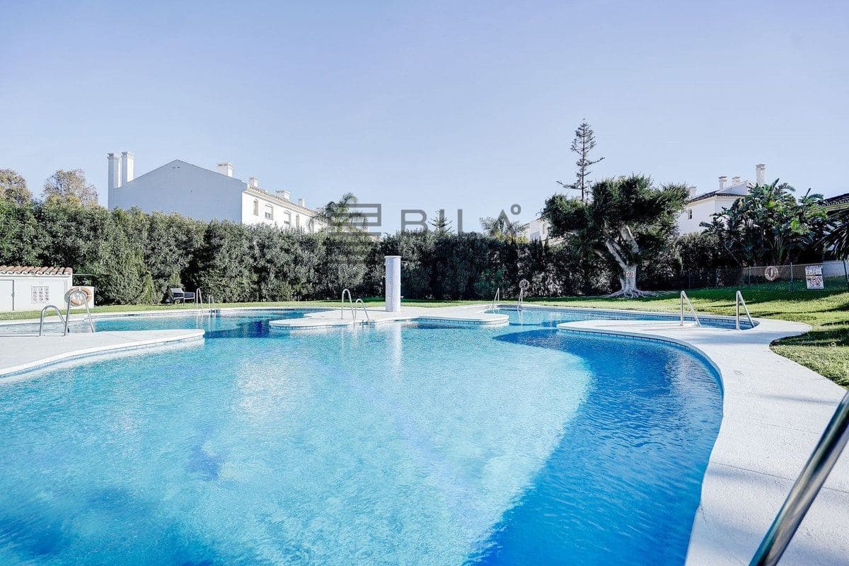 2 bedroom Penthouse for sale in Calahonda with pool - € 330,000 (Ref: 9669863)