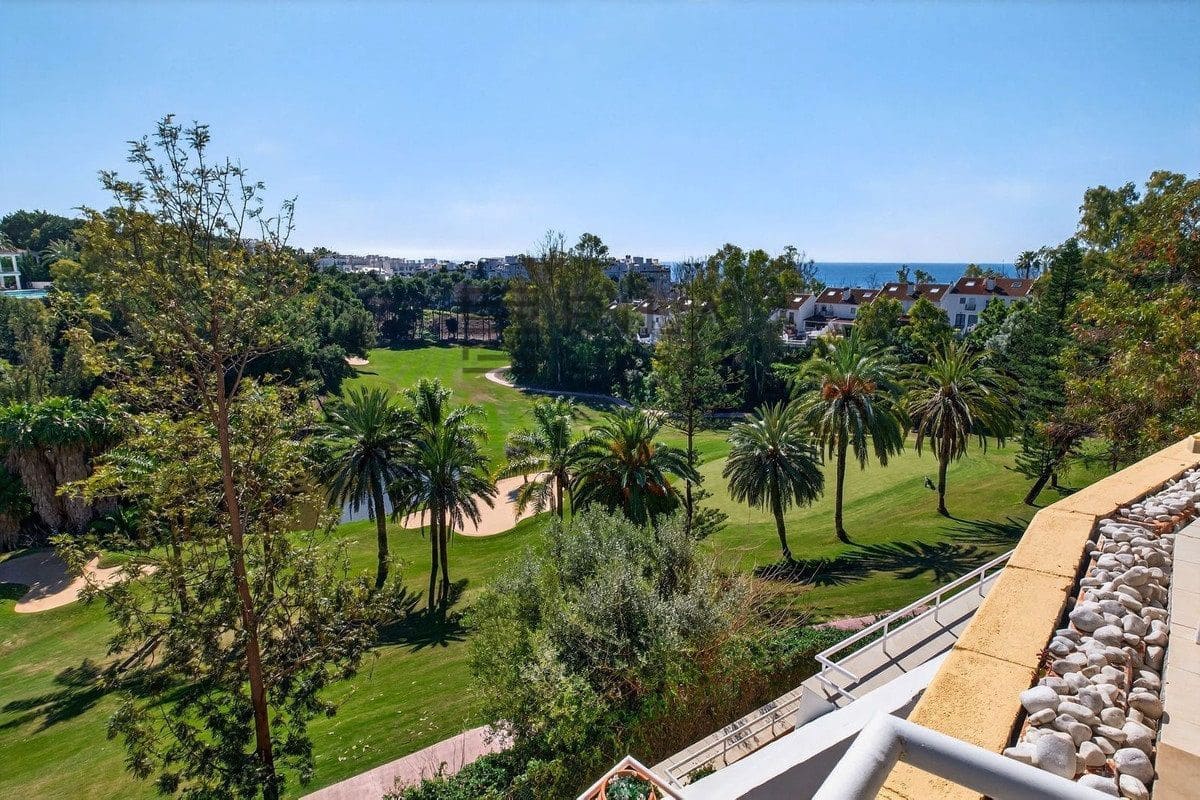 3 slaapkamer Flat te koop in Torrequebrada met zwembad garage - € 689.000 (Ref: 9672406)