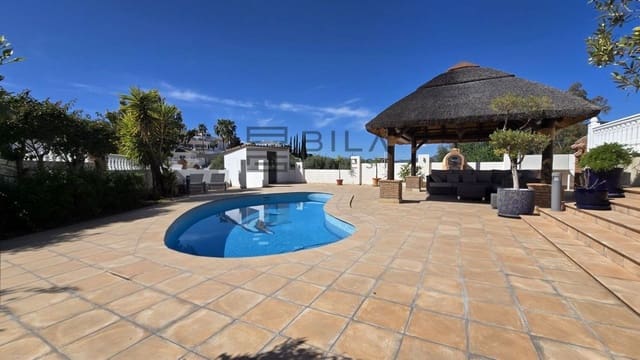 Chalet de 4 habitaciones en Cerro del Aguila, Mijas en venta con piscina garaje - 995.000 € (Ref: 9683246)