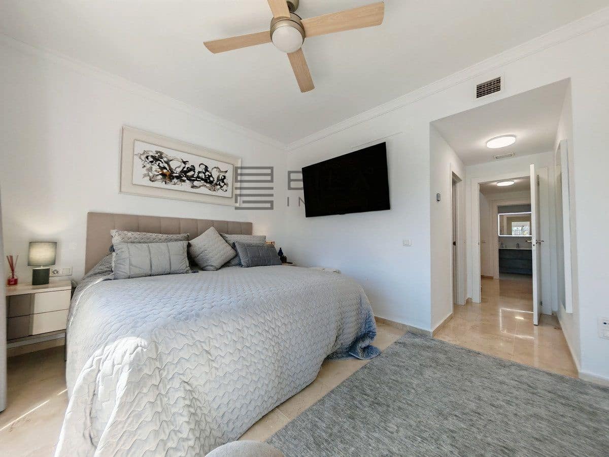 4 makuuhuone Omakotitalo myytävänä paikassa Riviera del Sol mukana uima-altaan 
autotalli - 649 000 € (Ref: 9683248)