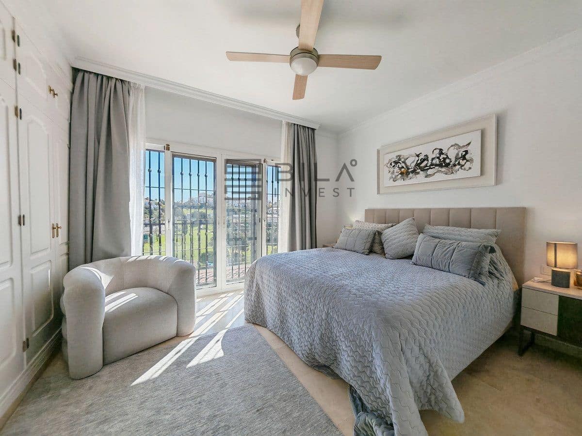 4 makuuhuone Omakotitalo myytävänä paikassa Riviera del Sol mukana uima-altaan 
autotalli - 649 000 € (Ref: 9683248)