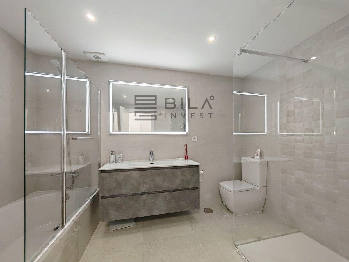 4 makuuhuone Omakotitalo myytävänä paikassa Riviera del Sol mukana uima-altaan 
autotalli - 649 000 € (Ref: 9683248)