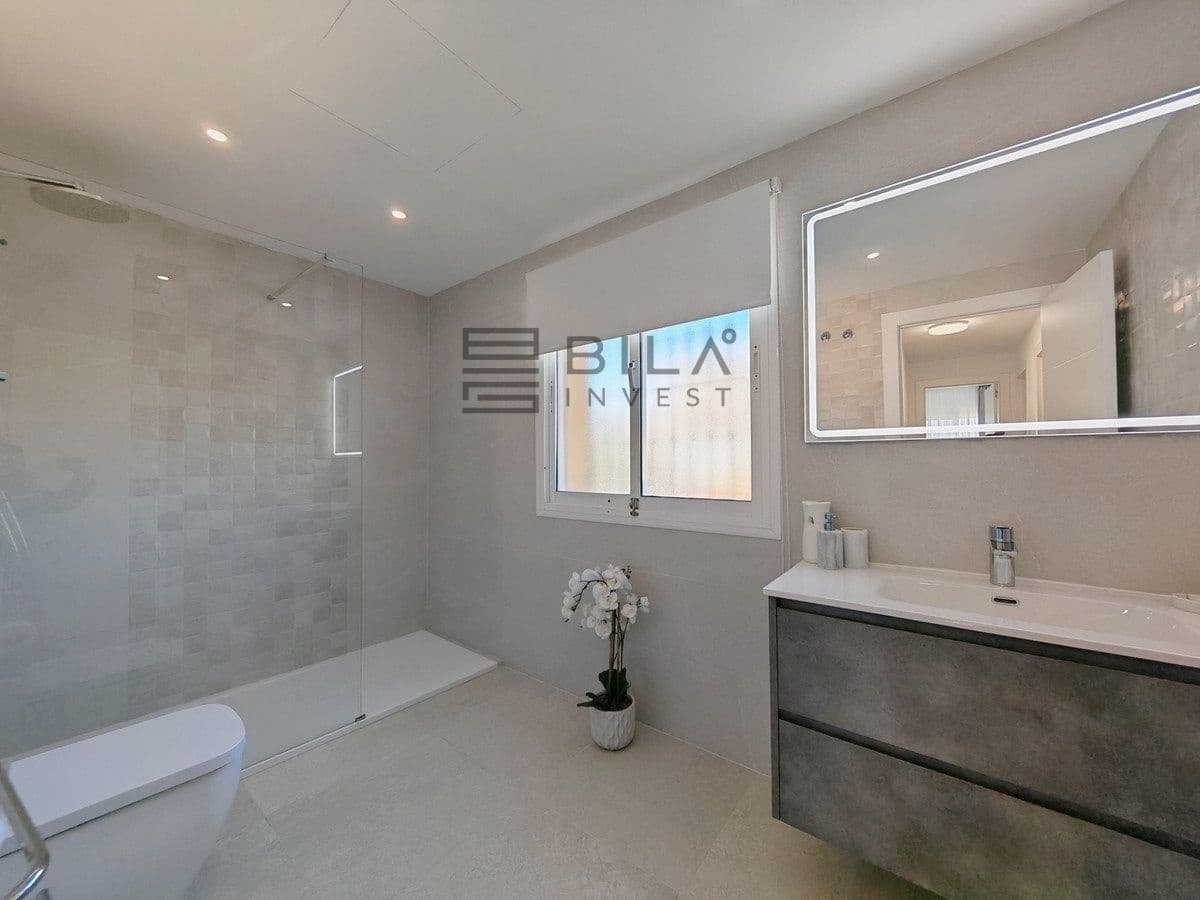 4 makuuhuone Omakotitalo myytävänä paikassa Riviera del Sol mukana uima-altaan 
autotalli - 649 000 € (Ref: 9683248)