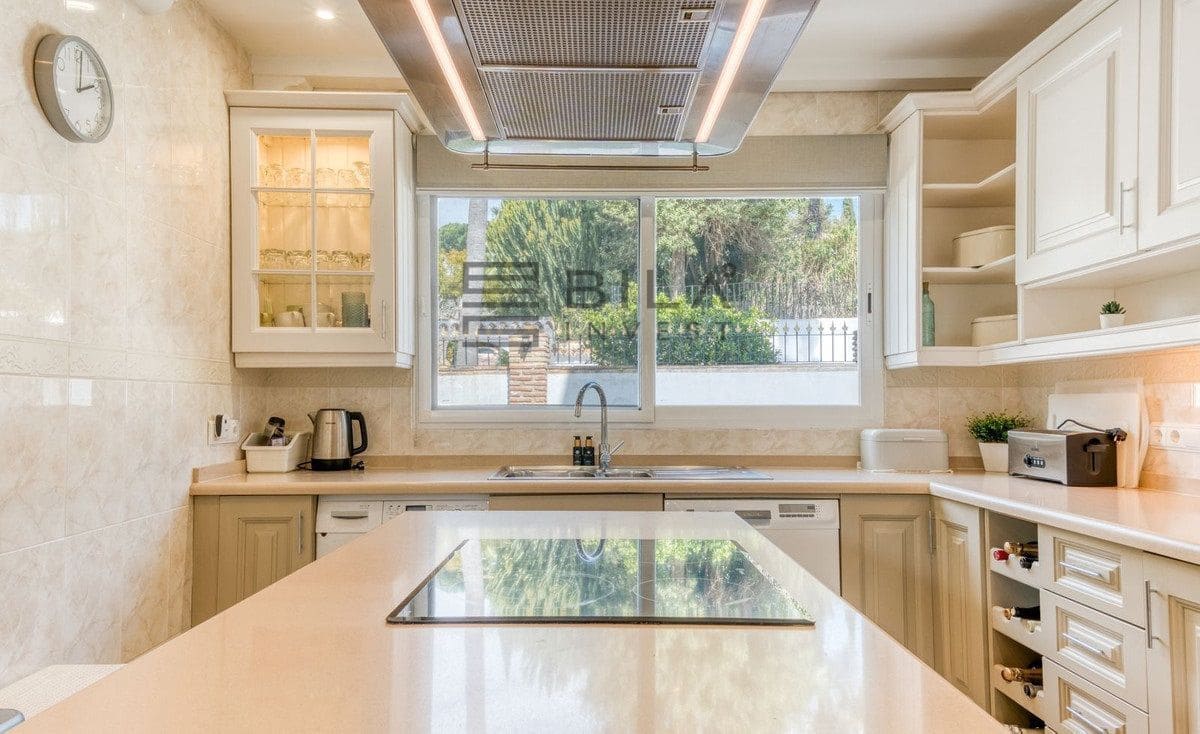 4 makuuhuone Huvila myytävänä paikassa Calahonda mukana uima-altaan 
autotalli - 1 299 000 € (Ref: 9683278)