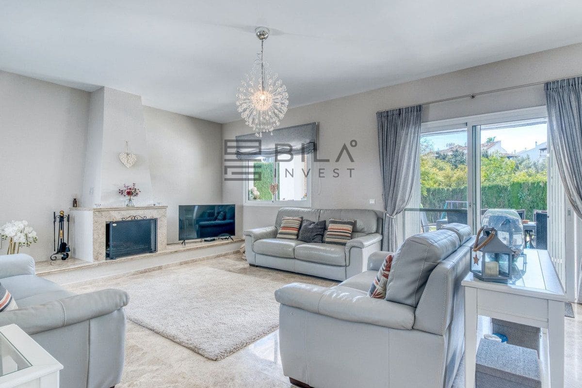 4 makuuhuone Huvila myytävänä paikassa Calahonda mukana uima-altaan 
autotalli - 1 299 000 € (Ref: 9683278)