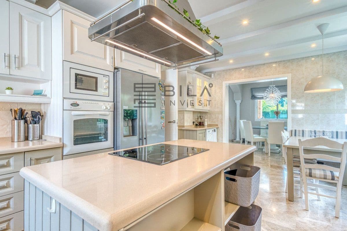 4 makuuhuone Huvila myytävänä paikassa Calahonda mukana uima-altaan 
autotalli - 1 299 000 € (Ref: 9683278)