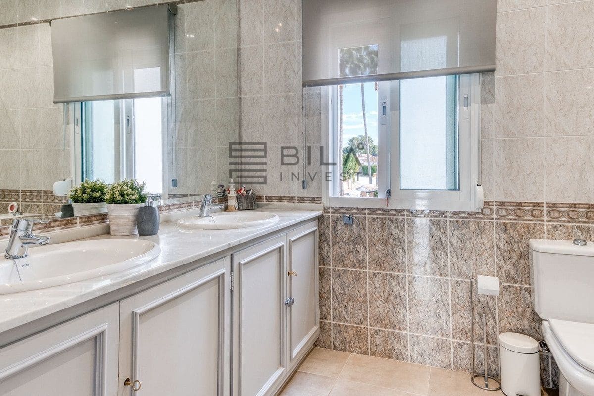 4 makuuhuone Huvila myytävänä paikassa Calahonda mukana uima-altaan 
autotalli - 1 299 000 € (Ref: 9683278)