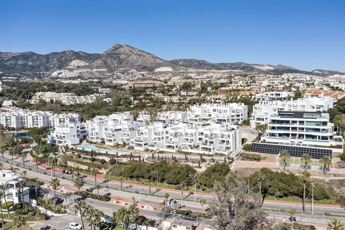 3 slaapkamer Flat te koop in Torrequebrada met zwembad garage - € 570.000 (Ref: 9683279)