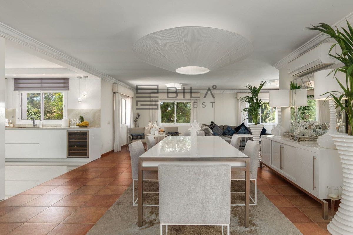 4 bedroom Villa for sale in La Cala de Mijas with pool garage - € 995,000 (Ref: 9685965)