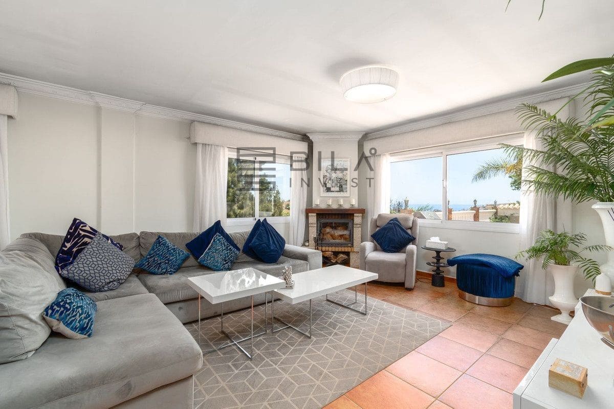 4 bedroom Villa for sale in La Cala de Mijas with pool garage - € 995,000 (Ref: 9685965)