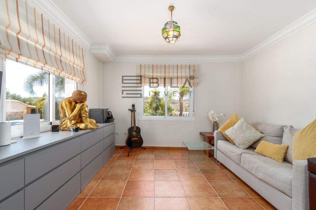 4 bedroom Villa for sale in La Cala de Mijas with pool garage - € 995,000 (Ref: 9685965)