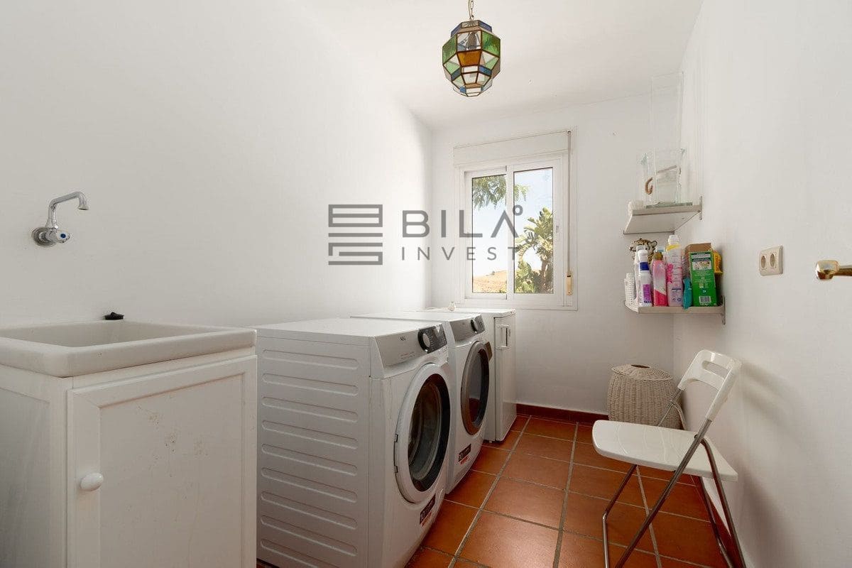 4 bedroom Villa for sale in La Cala de Mijas with pool garage - € 995,000 (Ref: 9685965)