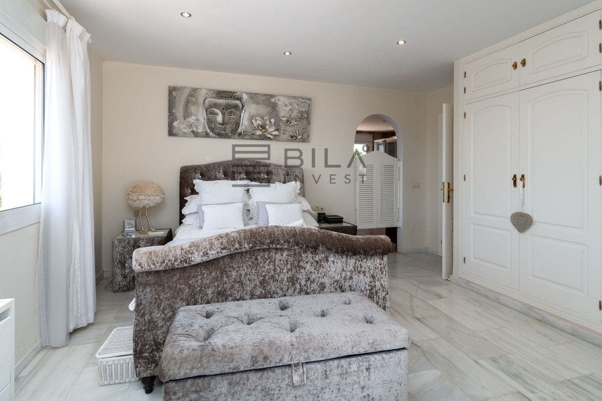 4 bedroom Villa for sale in La Cala de Mijas with pool garage - € 995,000 (Ref: 9685965)