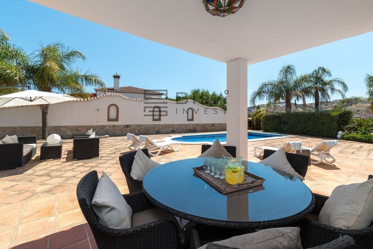 4 bedroom Villa for sale in La Cala de Mijas with pool garage - € 995,000 (Ref: 9685965)