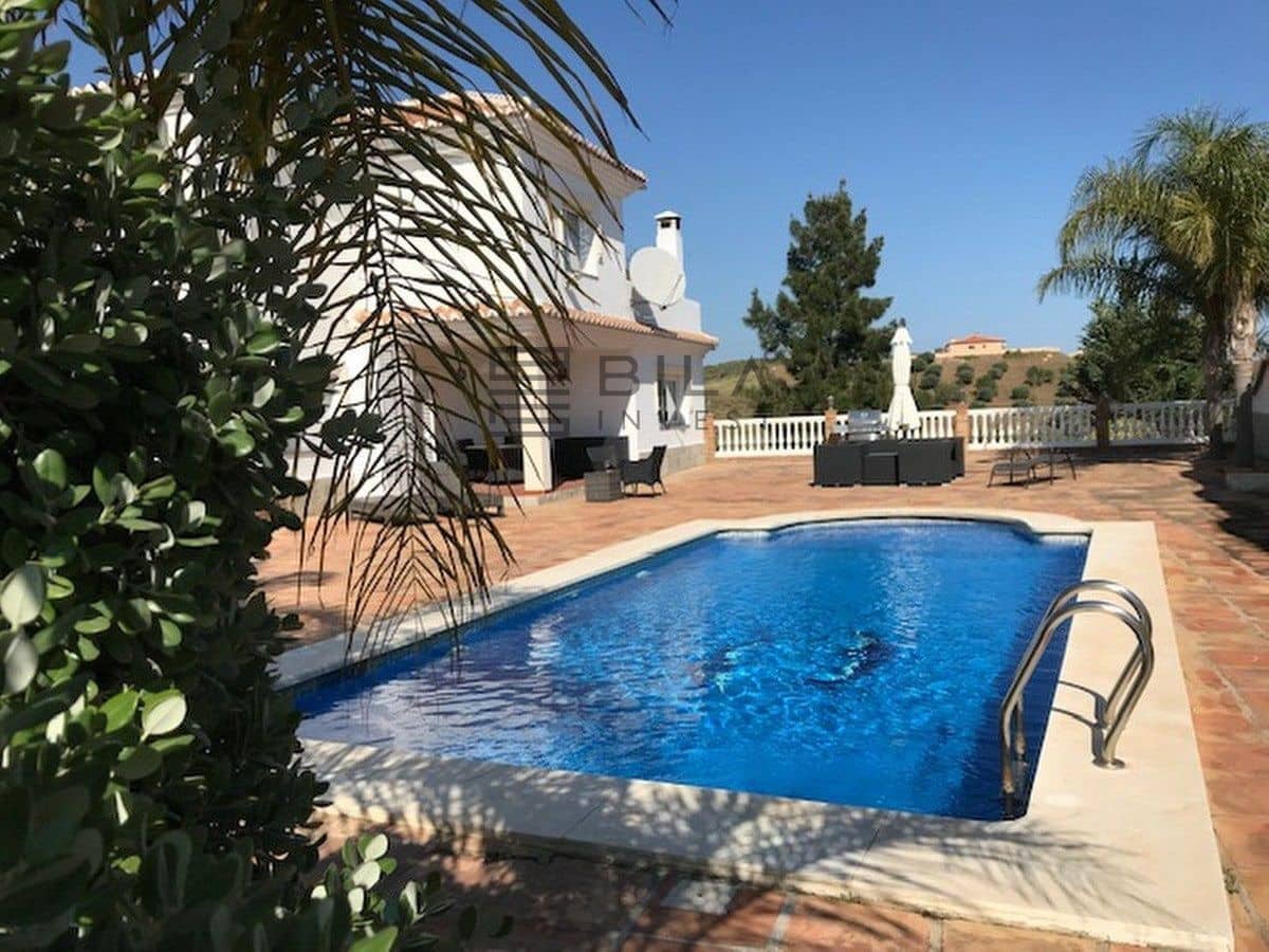 4 bedroom Villa for sale in La Cala de Mijas with pool garage - € 995,000 (Ref: 9685965)